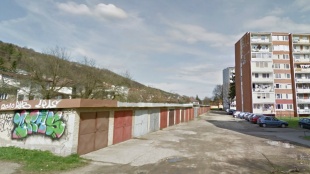 Osadenie zatravňovačov pred garážami na Sídlisku 2A - pred