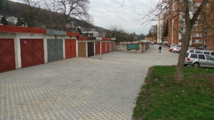 Osadenie zatravňovačov pred garážami na Sídlisku 2A - po